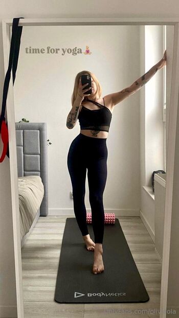 Livvy Luv / oliviaola_x nude photo #6