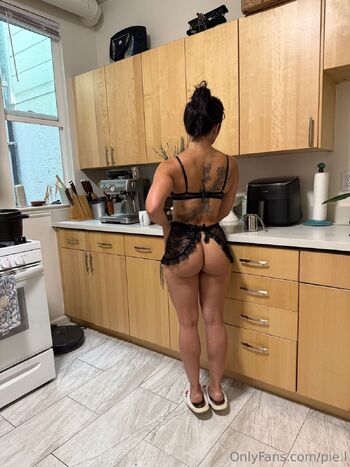 Pie L nude photo #4