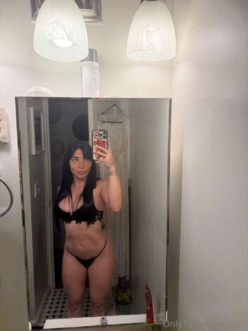 Pie L nude photo #9