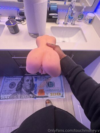 touchmoney.v nude photo #17