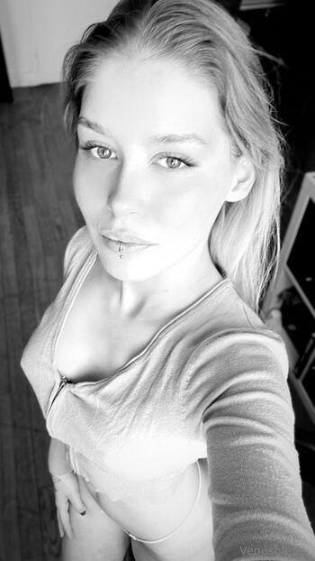 Venusbleue nude photo #4