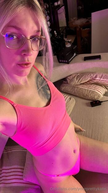 Kat / yourprettykate nude photo #25