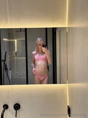 Kat / yourprettykate nude photo #33