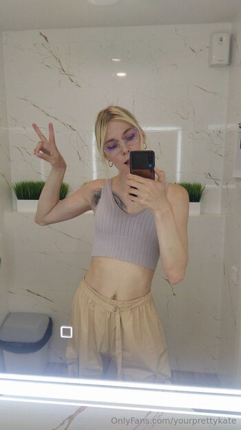 Kat / yourprettykate nude photo #40
