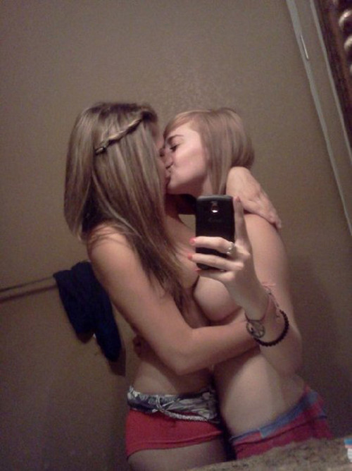 First Lesbian Kiss - First teen lesbian kiss | TubeZZZ Porn Photos