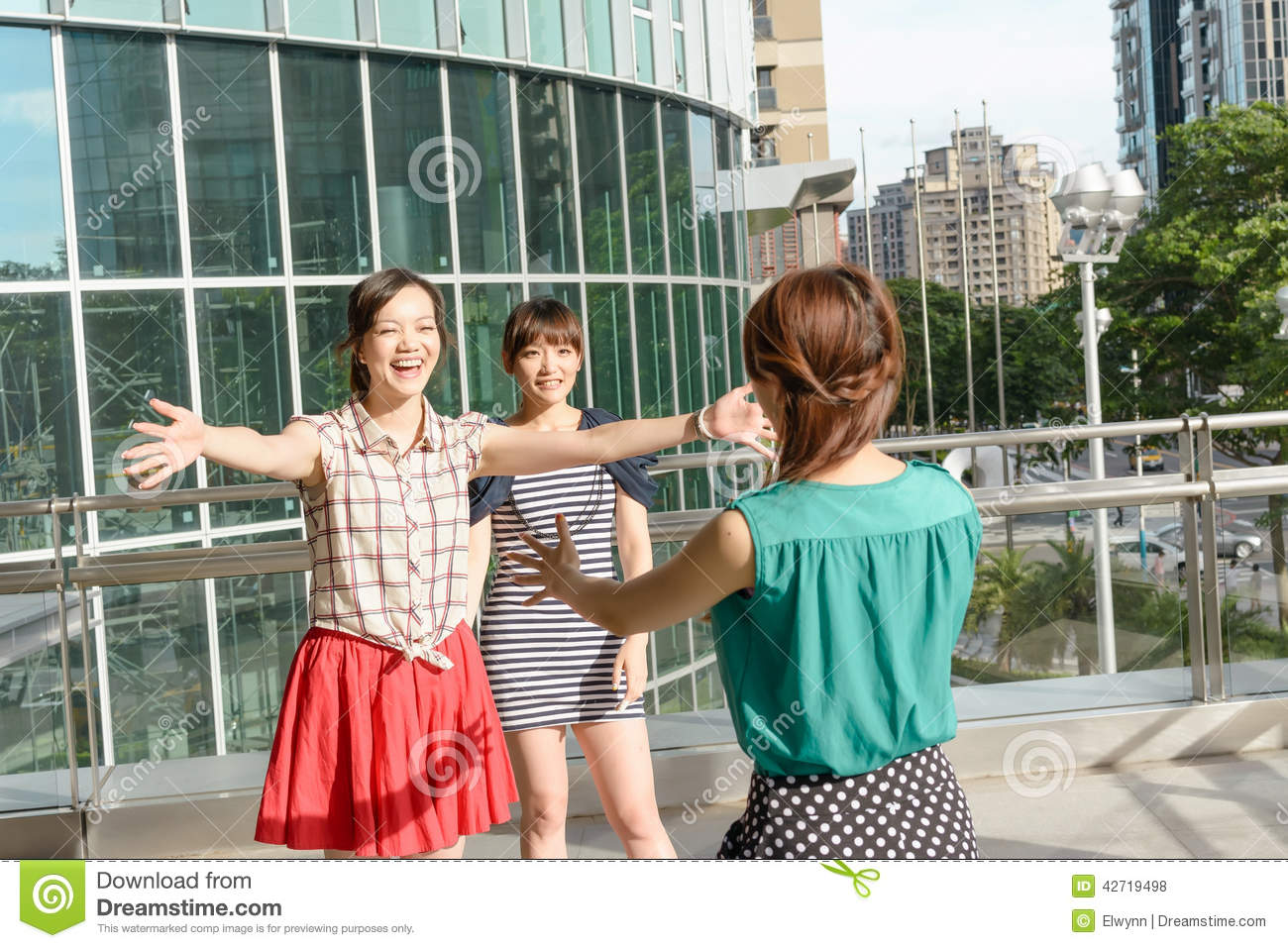 Подруги в кафе. Пара на скамейке в парке. Новые друзья. Девушка с подругами в кафе. Случайная встреча на улице.