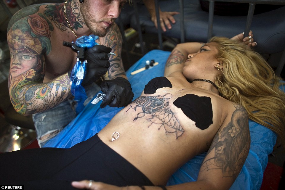 Girl gets tattoo | TubeZZZ Porn Photos