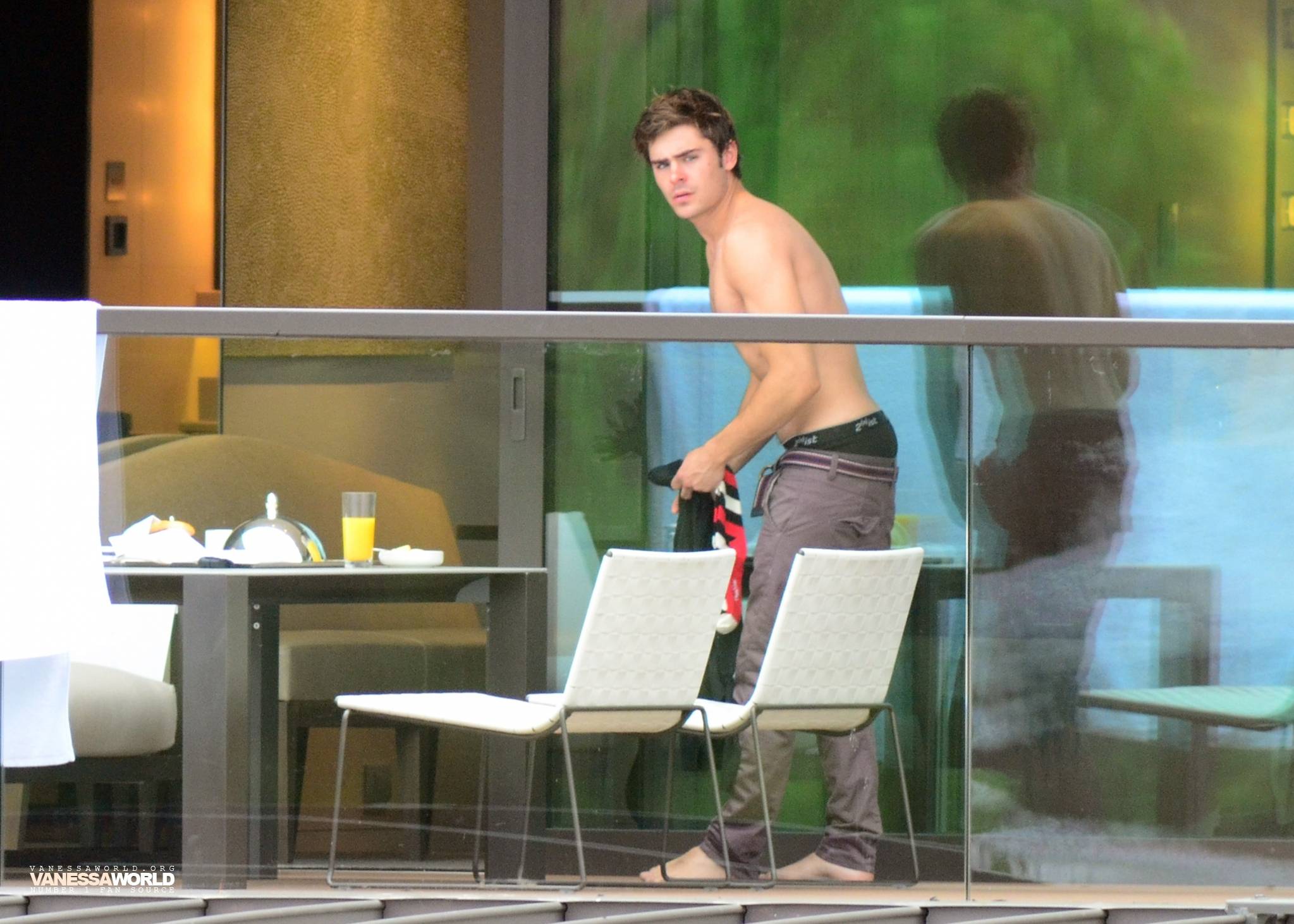 Picture of zac efron naked.
