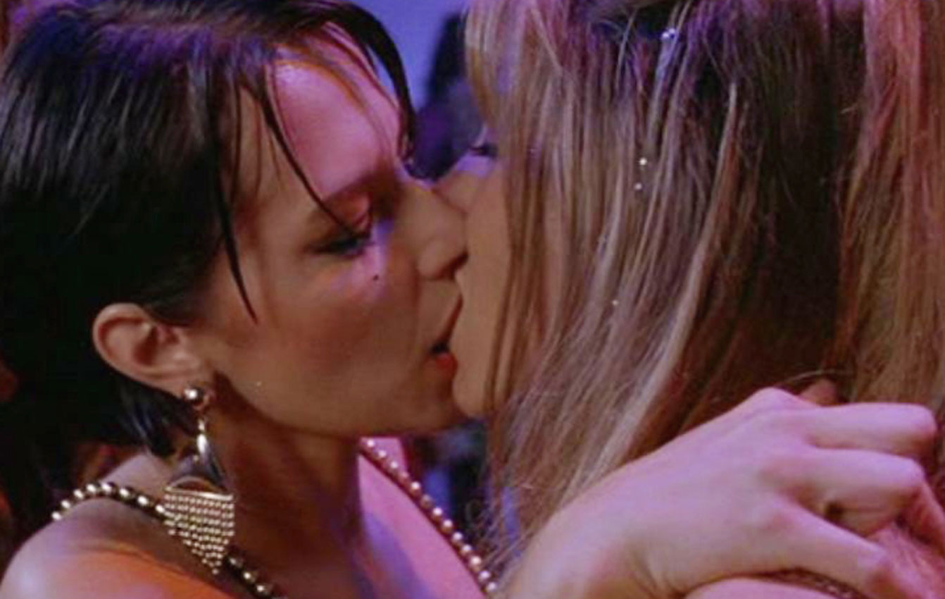 Jennifer aniston lesbian kissing