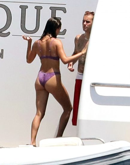 Hailey Baldwin ass