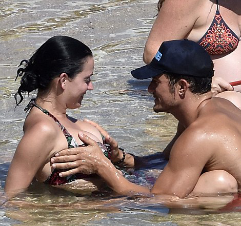 Orlando Bloom Touching Katy Perry's boobs