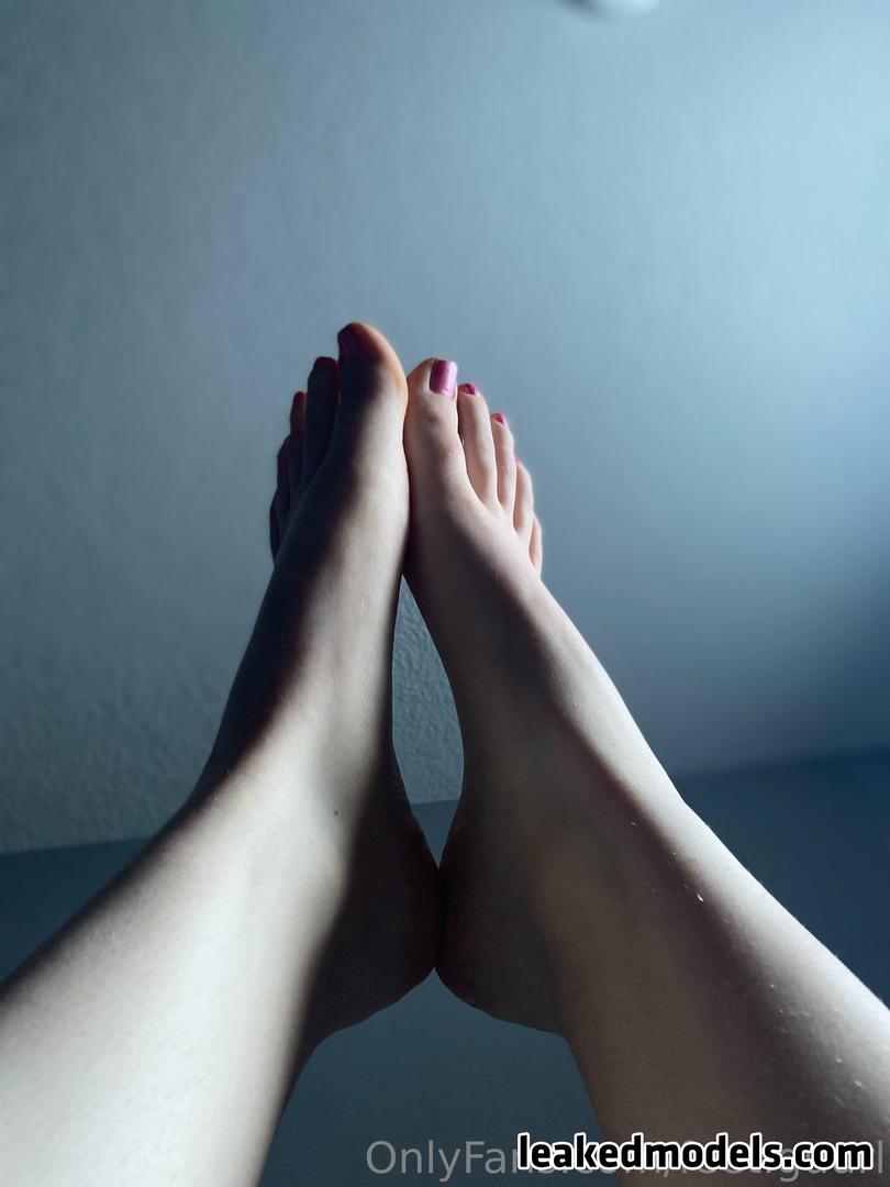 Feet-guurl Naked 12