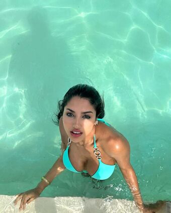 Floppy Abril Nude Leaks OnlyFans Photo 11