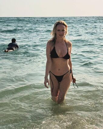 Heather Graham Nude Leaks OnlyFans Photo 18