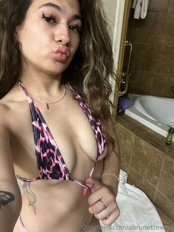 Des / abrunettewrld nude photo #1