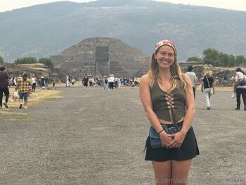 Bell / adventureswithbella / bellaadventure_ nude photo #39