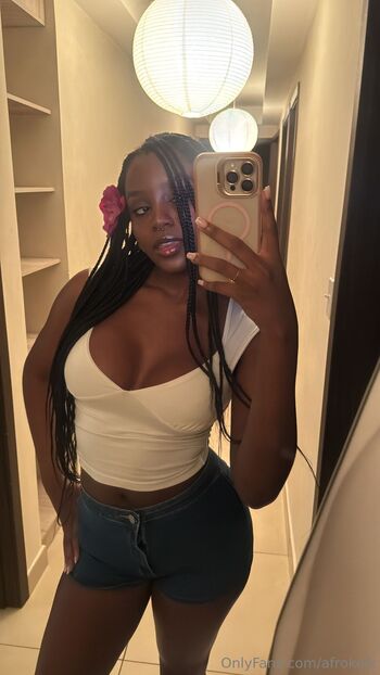 Justine / afrokeik nude photo #25