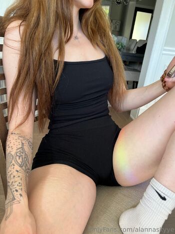 Alanna Sky / alannaskyye / alannalaliberte / allyskye nude photo #2