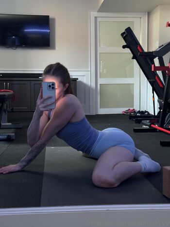 Alanna Sky / alannaskyye / alannalaliberte / allyskye nude photo #9