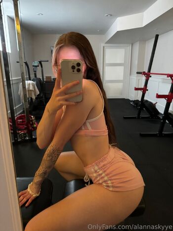 Alanna Sky / alannaskyye / alannalaliberte / allyskye nude photo #10