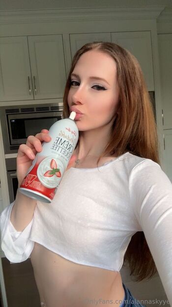 Alanna Sky / alannaskyye / alannalaliberte / allyskye nude photo #28