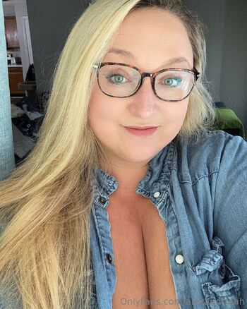 Alli / alexandrraah / allie_katt94 nude photo #2