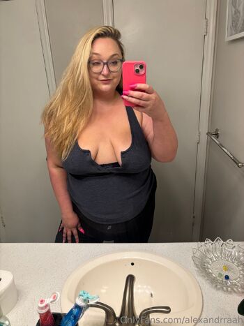 Alli / alexandrraah / allie_katt94 nude photo #4