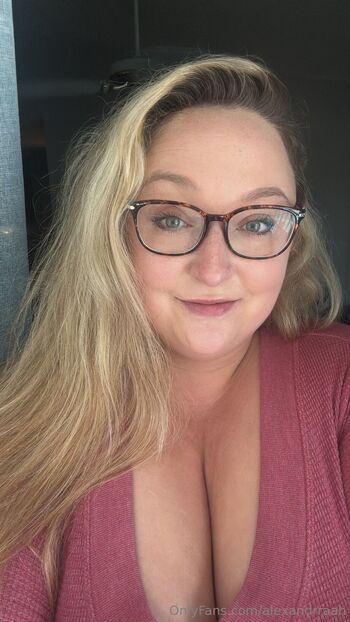 Alli / alexandrraah / allie_katt94 nude photo #12