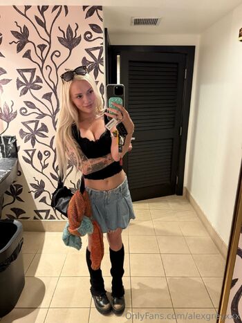 Alex Grey (YOUR FAVORITE BLONDIE / alexgreyxxx nude photo #1