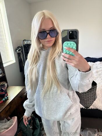 Alex Grey (YOUR FAVORITE BLONDIE / alexgreyxxx nude photo #4