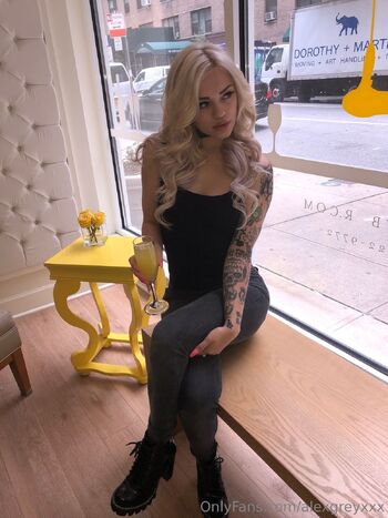 Alex Grey (YOUR FAVORITE BLONDIE / alexgreyxxx nude photo #5