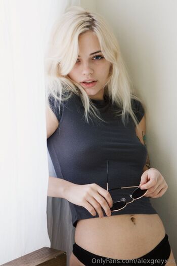 Alex Grey (YOUR FAVORITE BLONDIE / alexgreyxxx nude photo #10