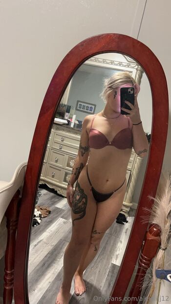 Alexiii / alexiiijj12 / alexisb.35 / babyyyylexij nude photo #35