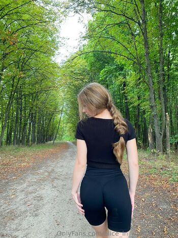 Alice in Wonderland 18 y. / alice_in_wonderland18 nude photo #1