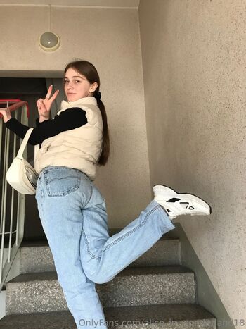 Alice in Wonderland 18 y. / alice_in_wonderland18 nude photo #9