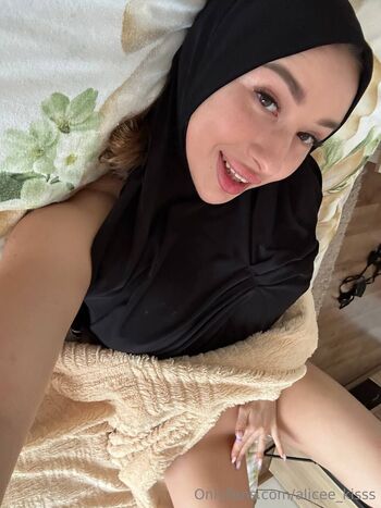 Hijab Quee / alicee_kisss nude photo #15