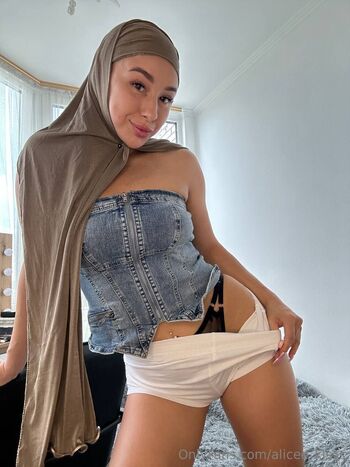 Hijab Quee / alicee_kisss nude photo #21