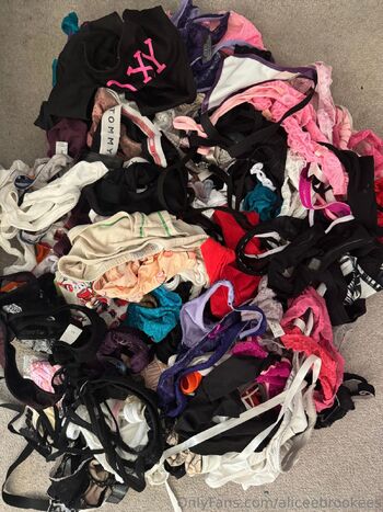 Alice Brooke / aliceebrookees nude photo #20