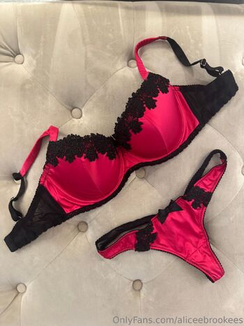 Alice Brooke / aliceebrookees nude photo #24