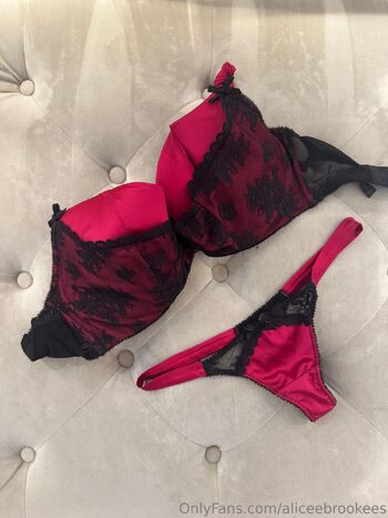 Alice Brooke / aliceebrookees nude photo #25