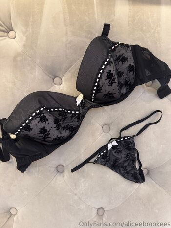 Alice Brooke / aliceebrookees nude photo #32