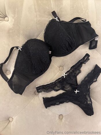 Alice Brooke / aliceebrookees nude photo #33