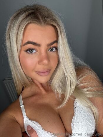 Alice Lou / aliceeloulou nude photo #7
