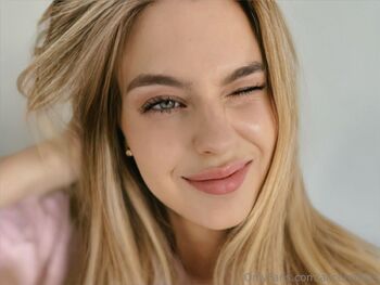 Alice / aliceredlips nude photo #15