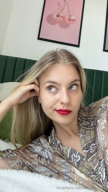 Alice / aliceredlips nude photo #17