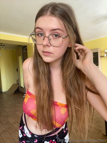 Alice Schulz / aliceschulz / kleinealicee / kleinealiceee nude photo #1