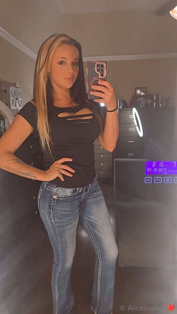 Alice / alicesoaker nude photo #2