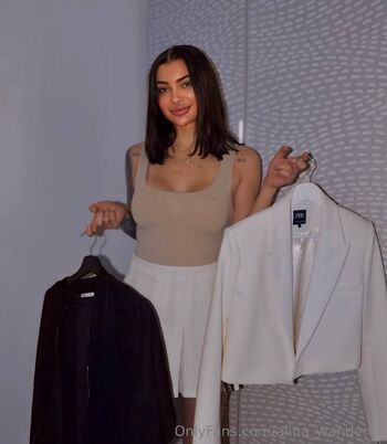 Alina / alina_wanderer nude photo #4