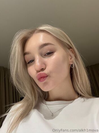 Alisha / alkh1mova nude photo #24