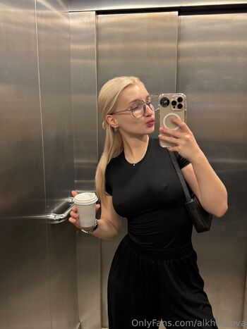 Alisha / alkh1mova nude photo #29